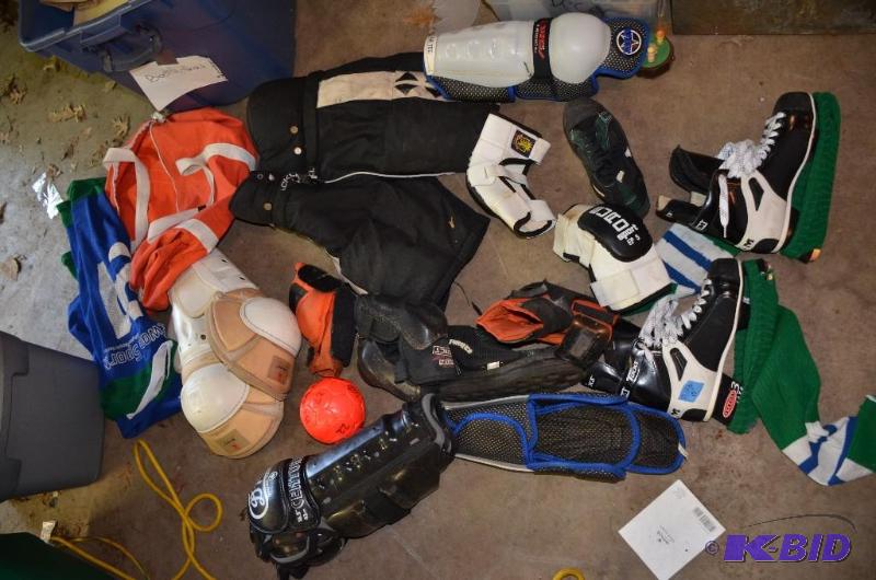lot 218 image: Knee pads, shoulder pads, and hockey equipmen...