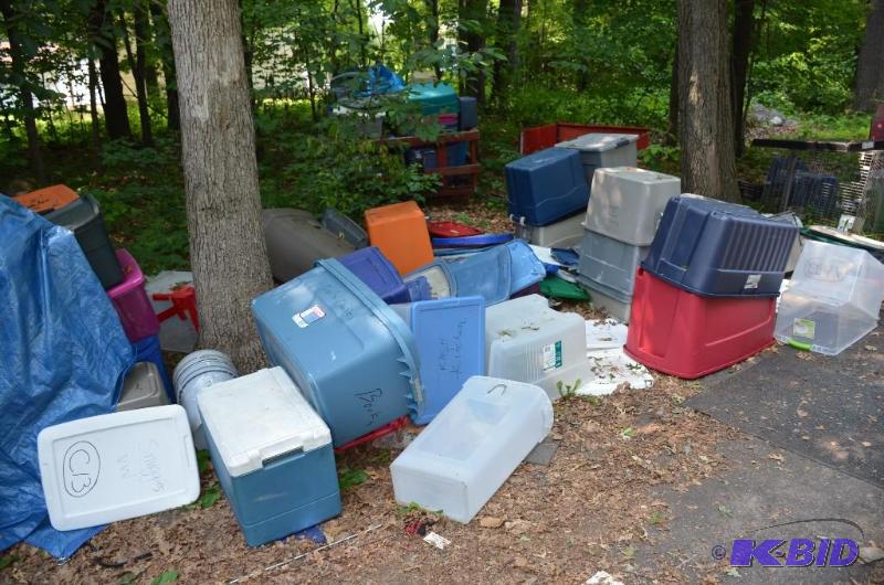 lot 255 image: Large lot of tubs and lids aprox&nbsp35 tubs...