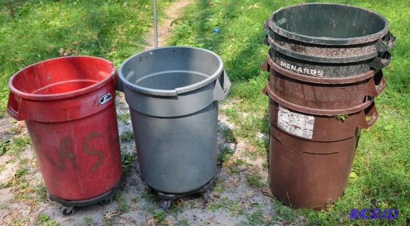 lot 258 image: Roughneck 32 gallon trash cans. Two are on wh...