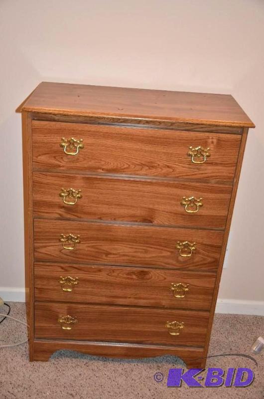 lot 277 image: Dresser 30x15x42"...