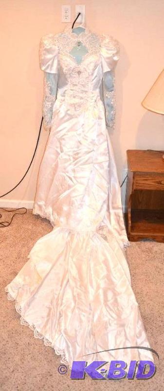 lot 278 image: Beautiful JASMINE size 14 wedding dress...