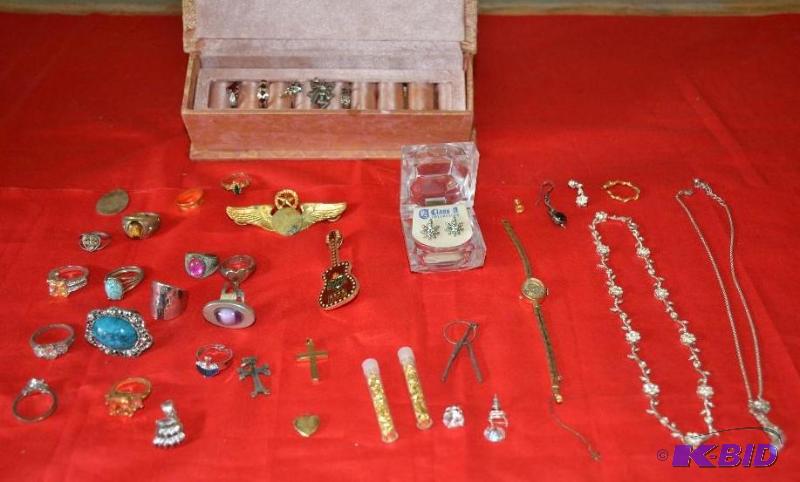 lot 65 image: 17 jewel ladies watch Seiko Solar, silver rin...