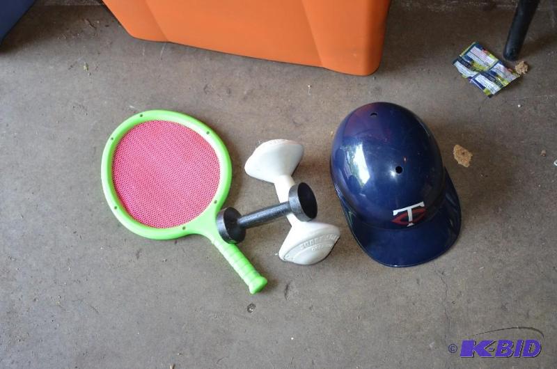 lot 82 image: Lot of vintage and modern toys...