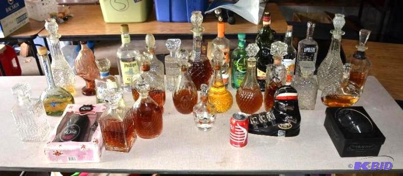lot 87 image: Large lot of vinatge glasss collectible decan...