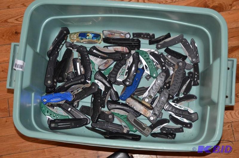 lot 9 image: Collection of pocket knives most are Frost Cu...