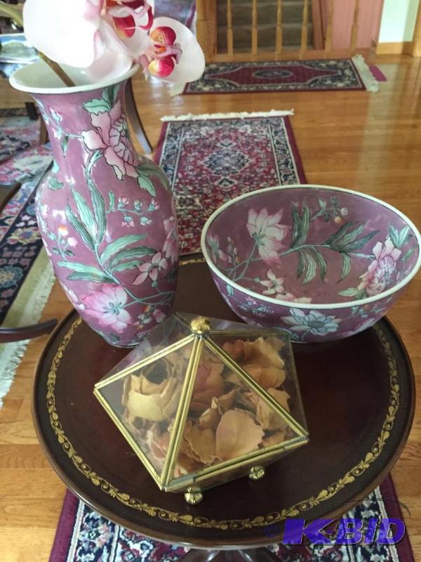 lot 101 image: Matching Vase and Bowl Set with Glass Container