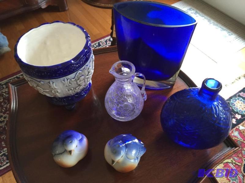 lot 104 image: Vases and Bird Salt & Pepper