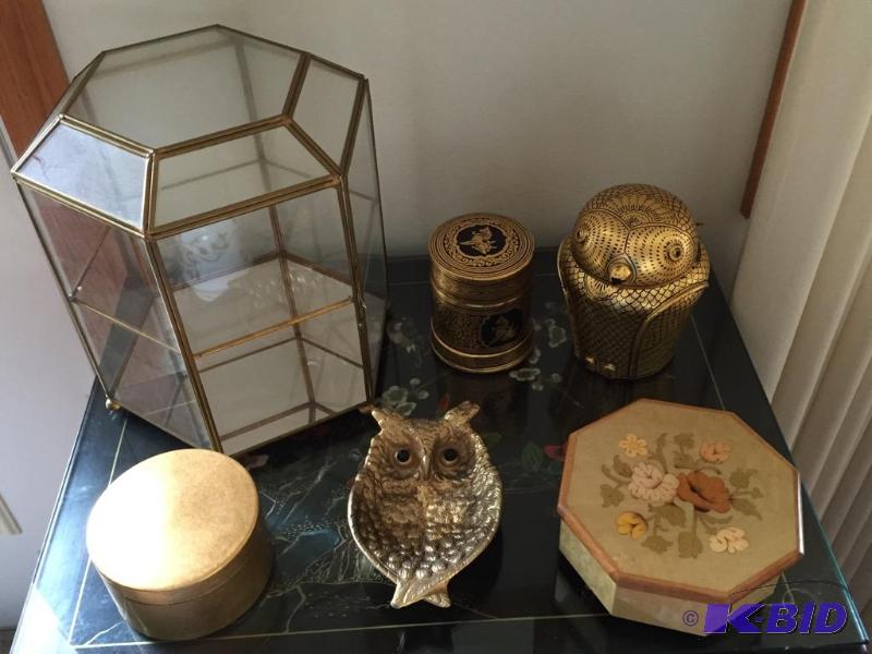 lot 109 image: Interesting Decor Lot