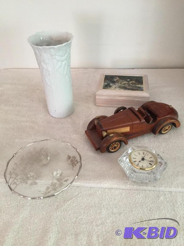 lot 179 image: Collectible Decor