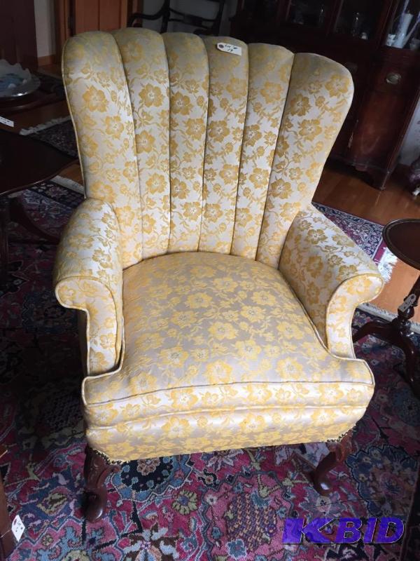 lot 19 image: Very Clean Elegant Cream and Gold Chair
