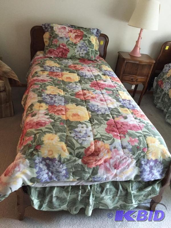 lot 21 image: Vintage Twin Bed & Bedding