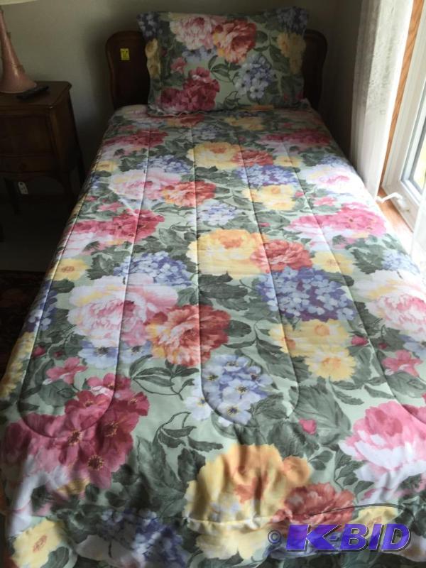 lot 22 image: Vintage Twin Bed & Bedding