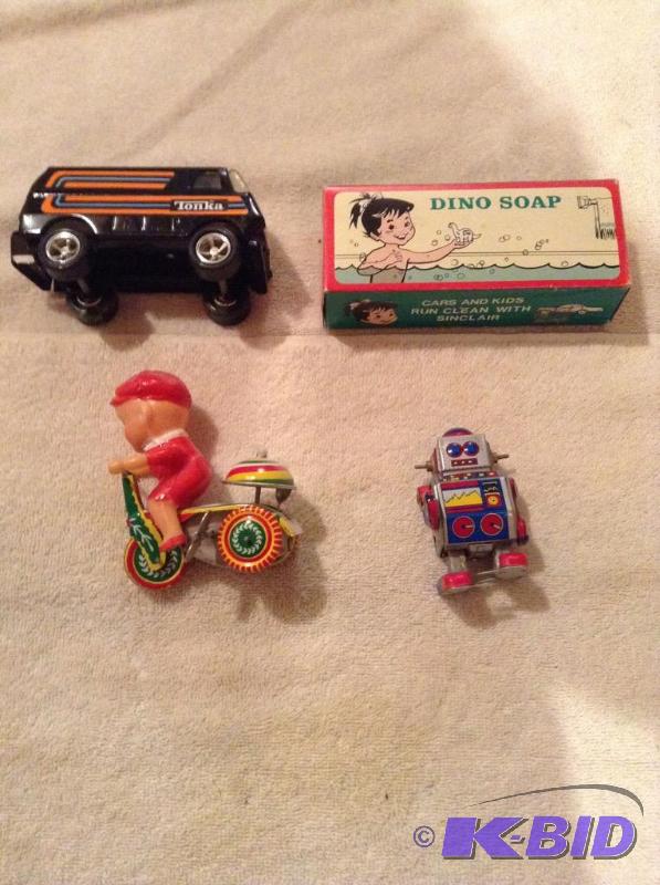 lot 243 image: Vintage Tin Toys