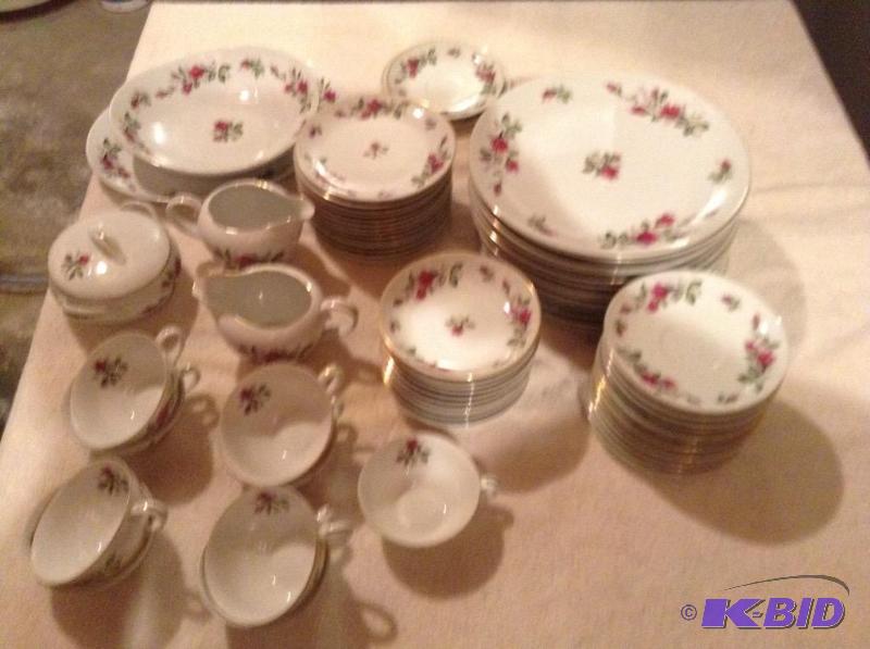 lot 250 image: Vintage china Set
