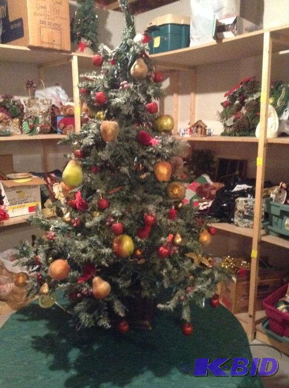lot 256 image: Fully Decorated Christmas Tree