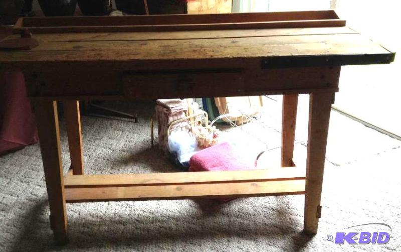 lot 282 image: Crafters Sewing TableBench