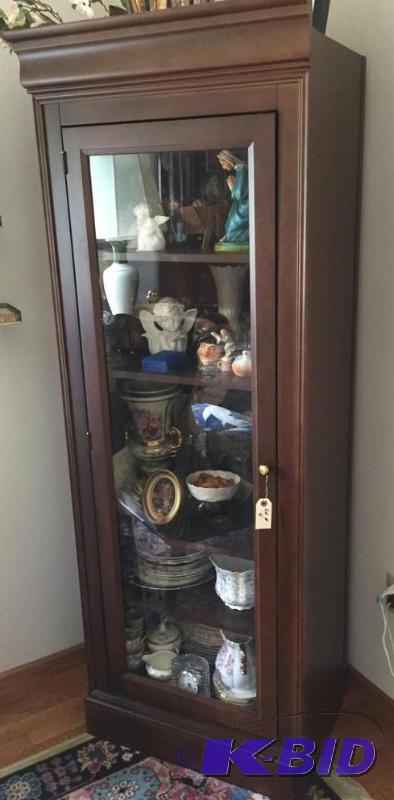 lot 4 image: Nice Slender Display Cabinet - Glass Front