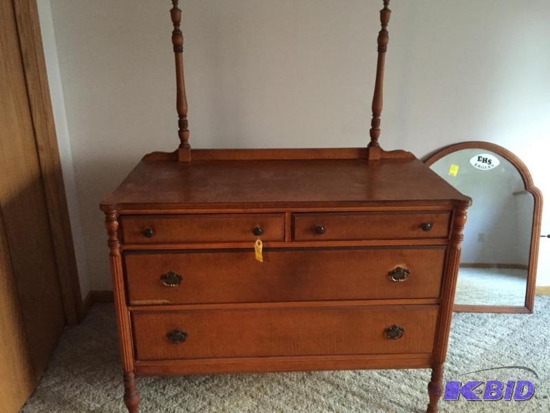 lot 52A image: Vintage Mirrored Dresser