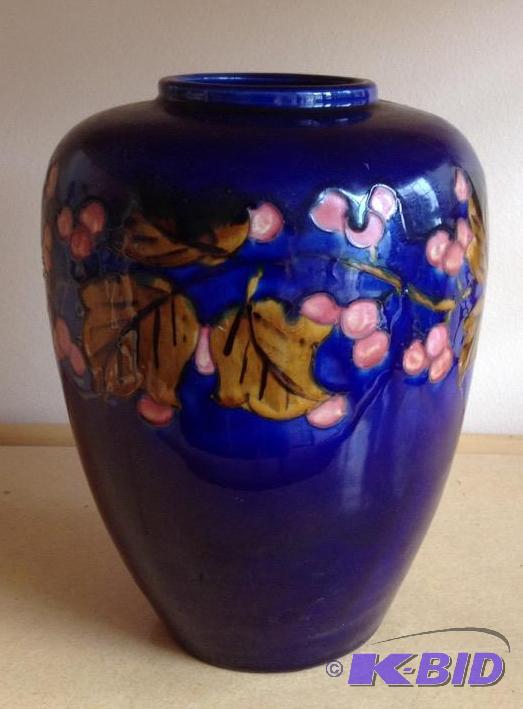 lot 61 image: Gorgeous Vase Japan Weighted and Plugged