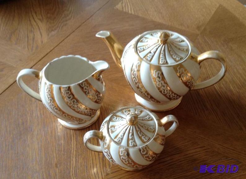 lot 67 image: Sadler Tea Set - Pot with Cream and Sugar
