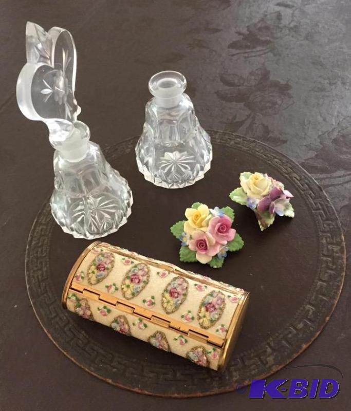 lot 82 image: Lovely Vanity Items