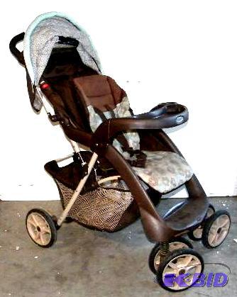 lot 48 image: Four Wheel Graco Stroller - Has retractable c...