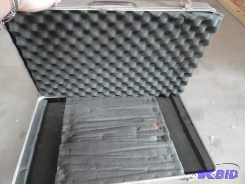 lot 32 image: Case