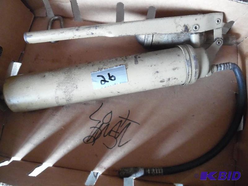 lot 33 image: Pump