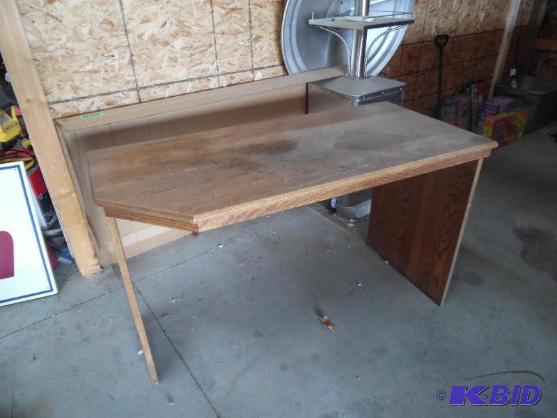 lot 6 image: Desk
