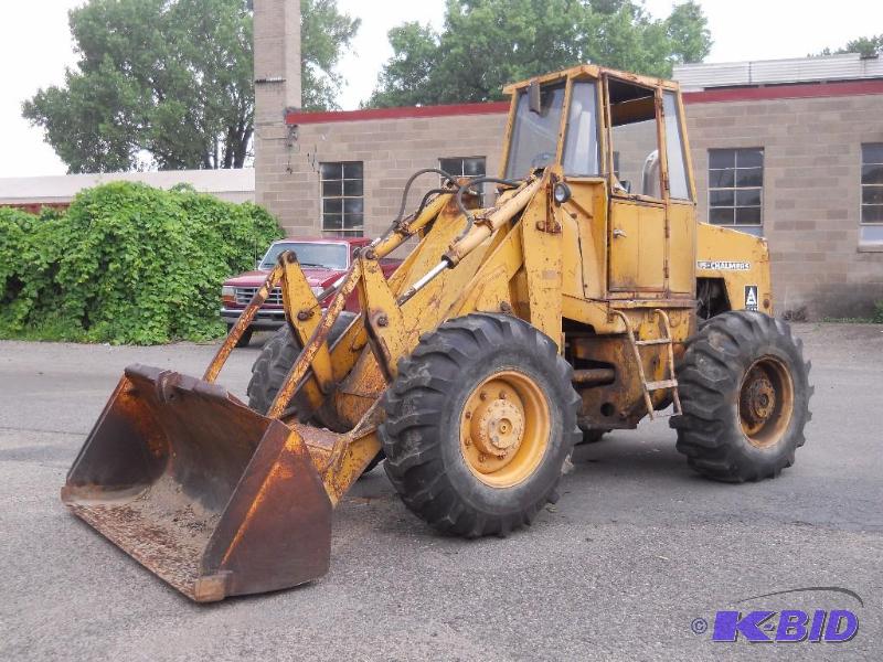 lot 1 image: Allis Chalmers 840 Articulating Wheel Loader. Starts, Runs and Lifts.