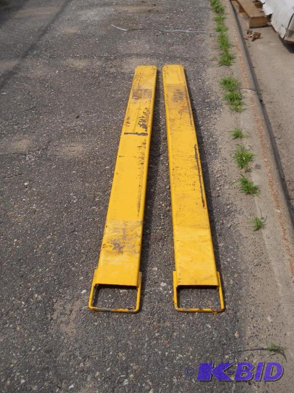 lot 11 image: 84 Forklift Extensions