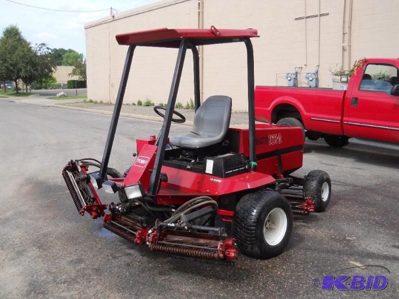 lot 3 image: Toro Reelmaster 223-D Commercial Reel Lawnmower. Runs.