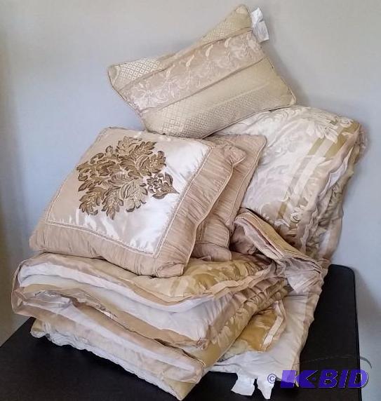 JC Penny Queen Comforter Set Golds