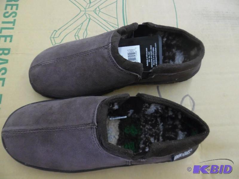 lot V7 image: Muk Luks Slippers