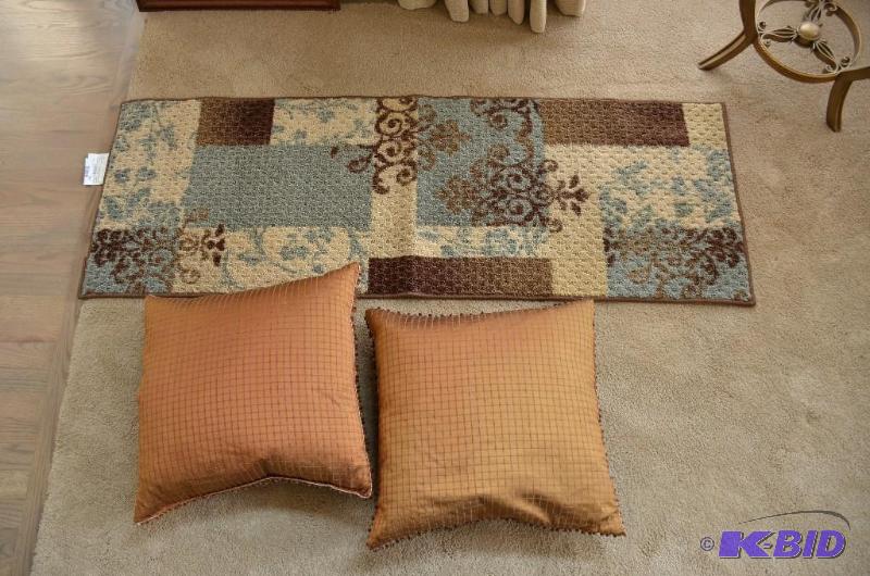 lot 141 image: 2 pillows 17x17" and a rug runner 21x60&...