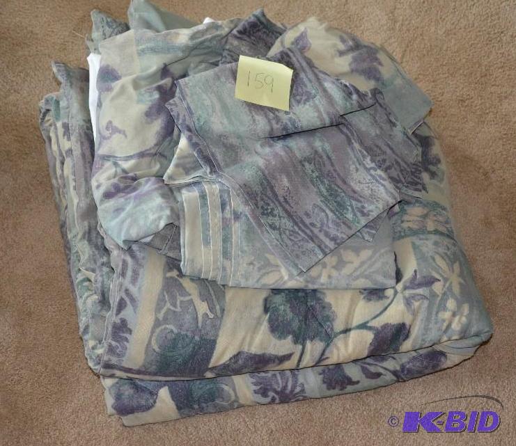 lot 159 image: Bed comforter set 84x87"...
