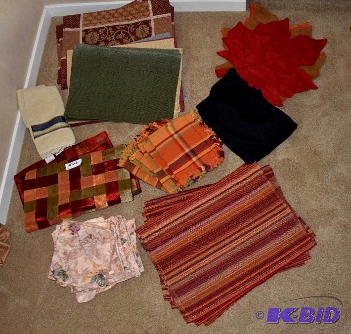 lot 36 image: Mixed lot of towels, place mats and runners....