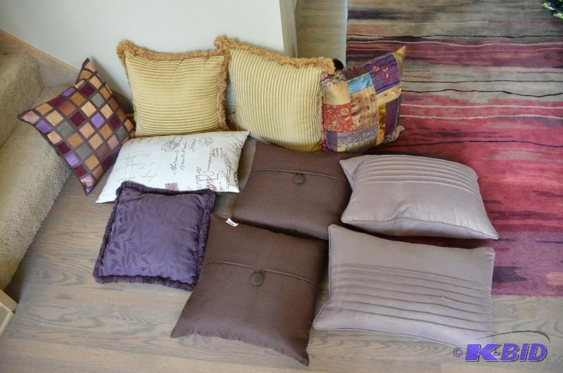 lot 6 image: Lot of 10 decorative toss pillows...