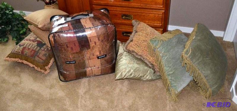 lot 60 image: 2 shams and bed&nbspskirt in plastic holder....