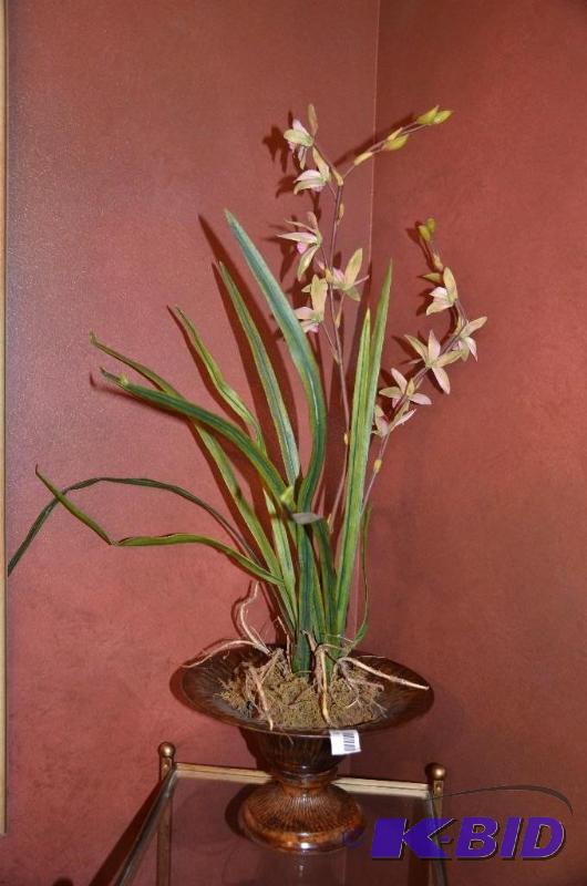 lot 67 image: Floral arrangement, tissue box(matches lot 69...