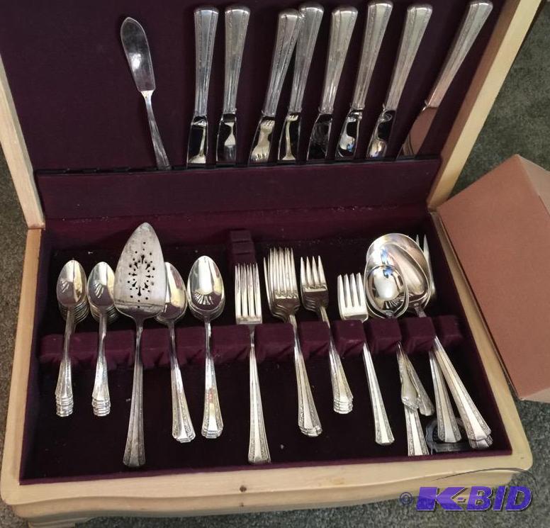 Rogers DeLuxe Plate Gracious Silverplate Flatware