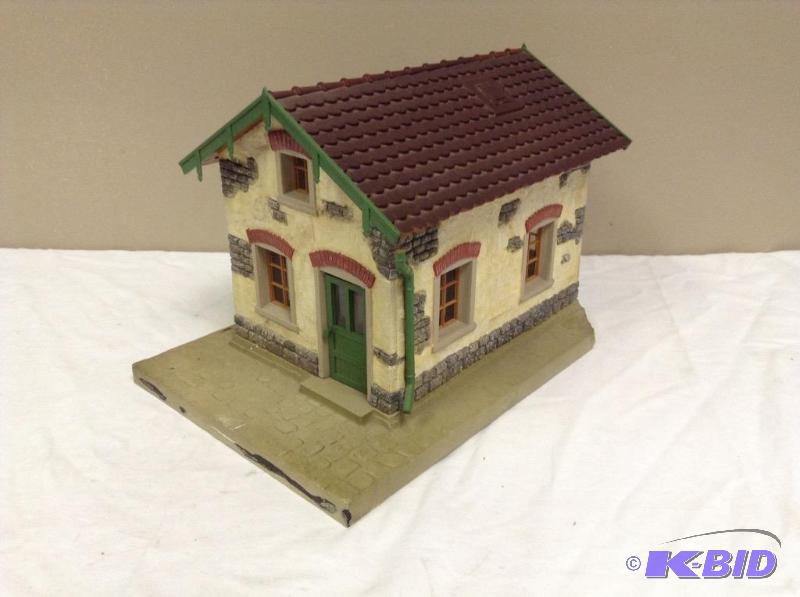 lot 175 image: G Scale Train Cottage Building