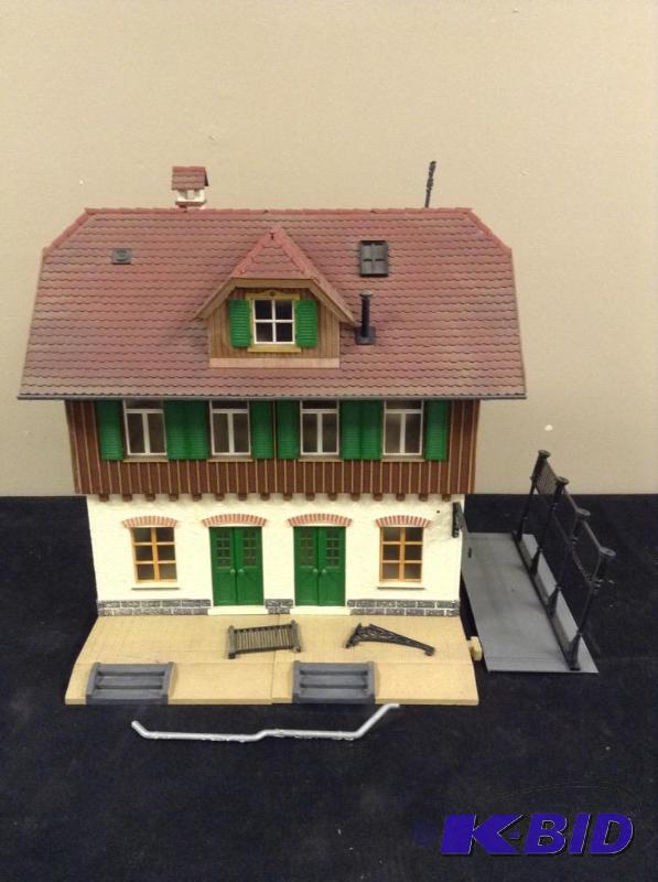 lot 186 image: Large G Scale Train Building