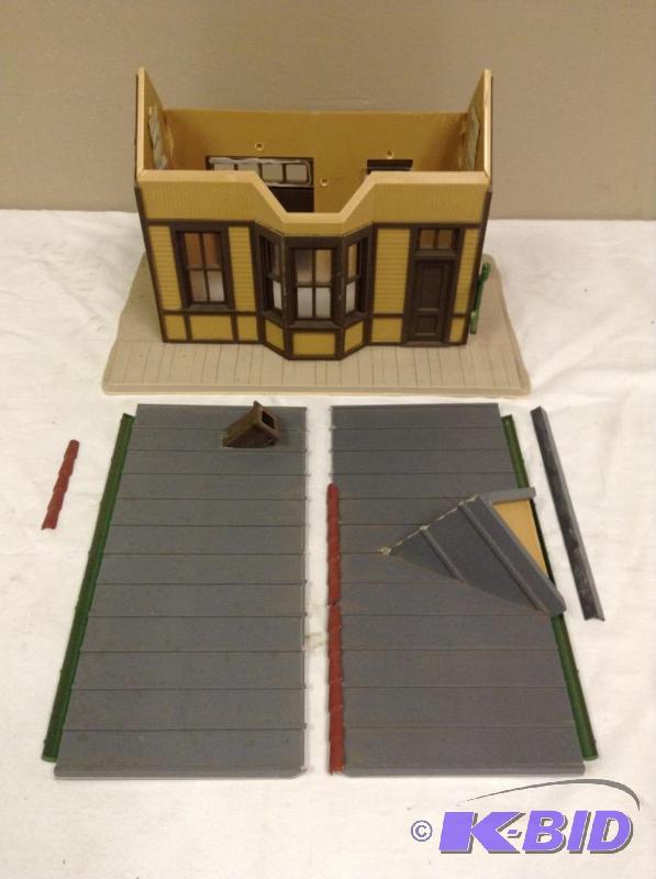 lot 188 image: G Scale Bay Window Train Building