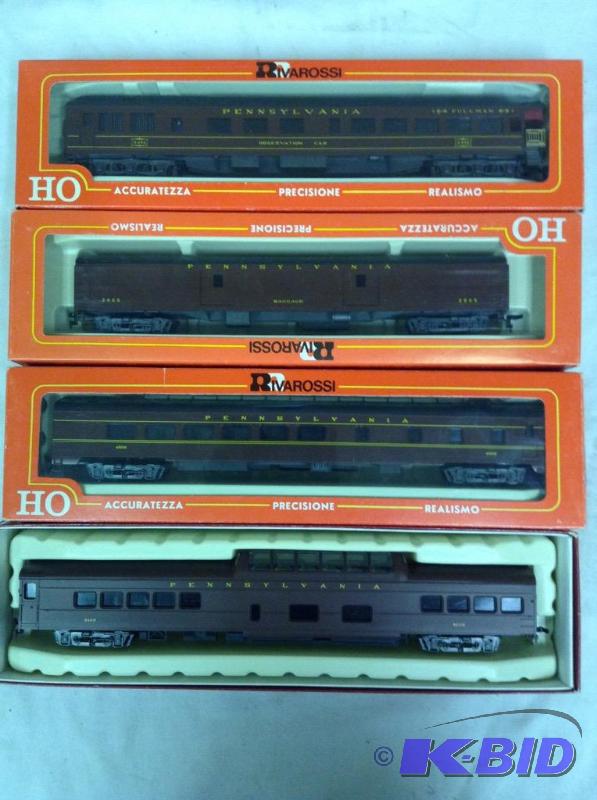 lot 224 image: 4 Rivarossi HO Scale Train Cars