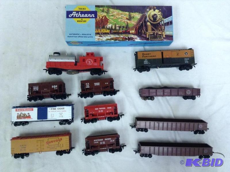 lot 231 image: Collection of HO Scale Train Cars