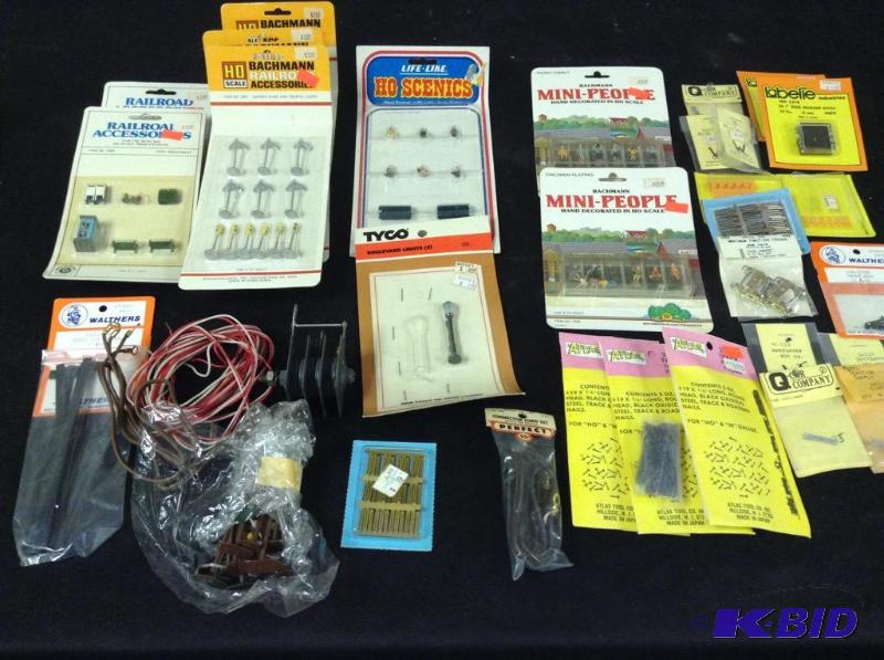lot 232 image: HO Scale Railroad Train Accessories