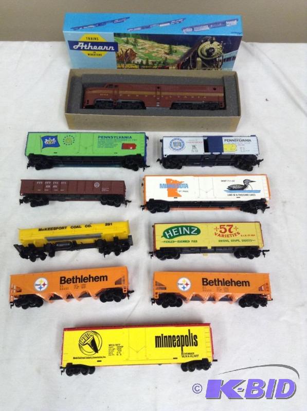 lot 236 image: Collection HO Scale Railroad Train Cars