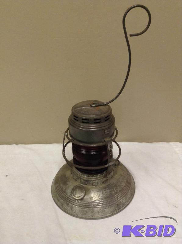 lot 243 image: VINTAGE Embury No. 40 Traffic Gard Lantern Light Railroad Train Warsaw NY