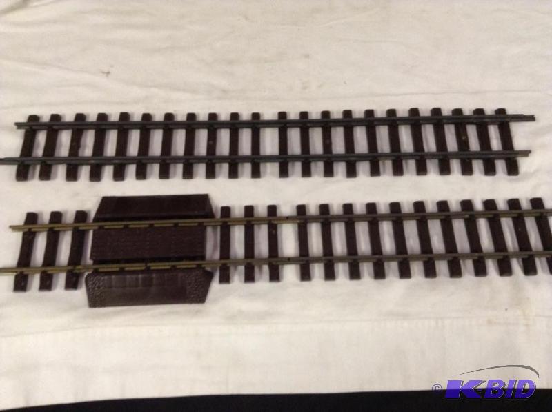 lot 256 image: 17 Pieces G Scale Railroad Train Track